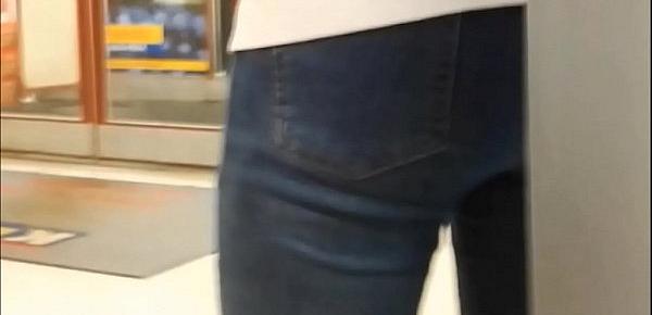  Teen ass in  tight jeans hidden cam